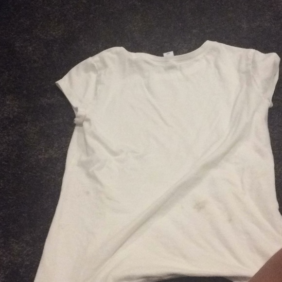 It’s a white t shirt with a puppy dog on the front - Picture 2 of 3